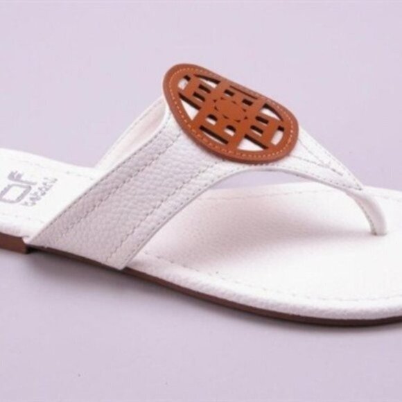 NIB White Faux Leather Flip Flops Sandals Medallion Designer Inspired Size 6.5 - Picture 4 of 4